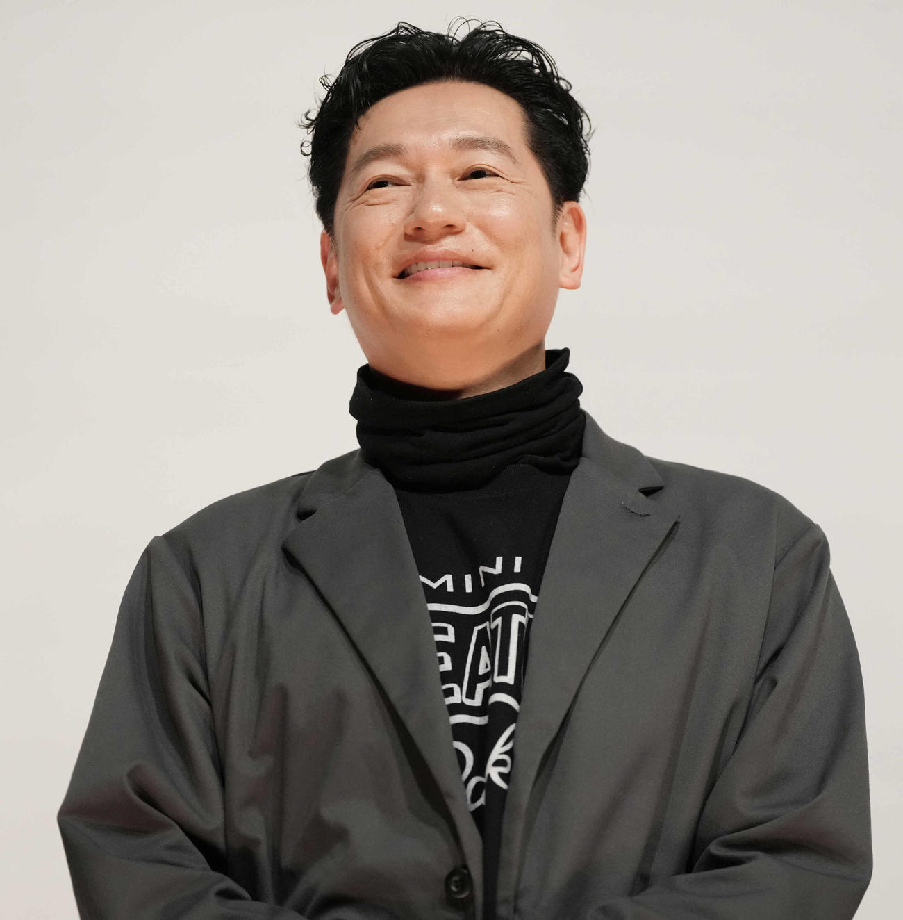 映画「青春ジャック　止められるか、俺たちを2」完成披露舞台あいさつで笑顔の井浦新（撮影・鈴木みどり）
