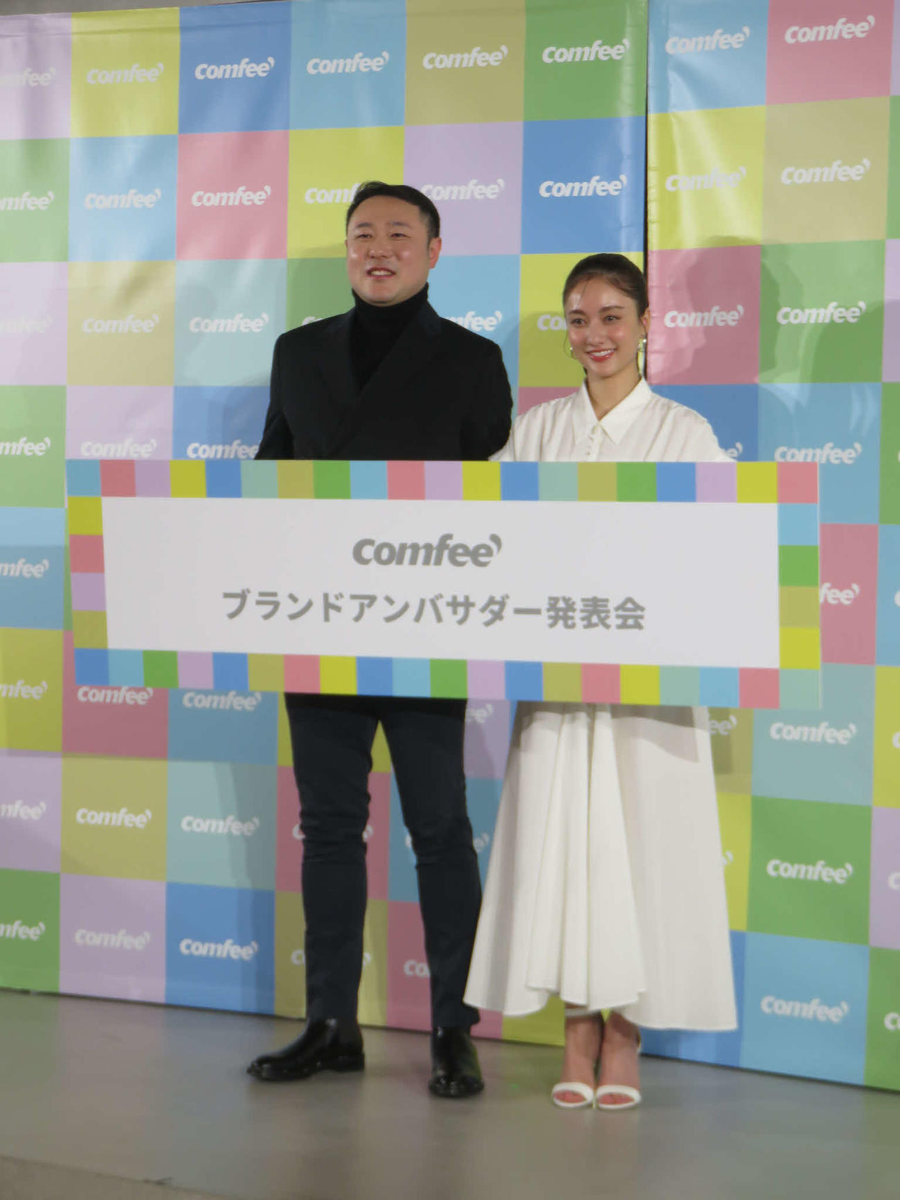 日本美的株式会社の斉心取締役（左）とComfee'のブランドアンバサダーに就任した谷まりあ