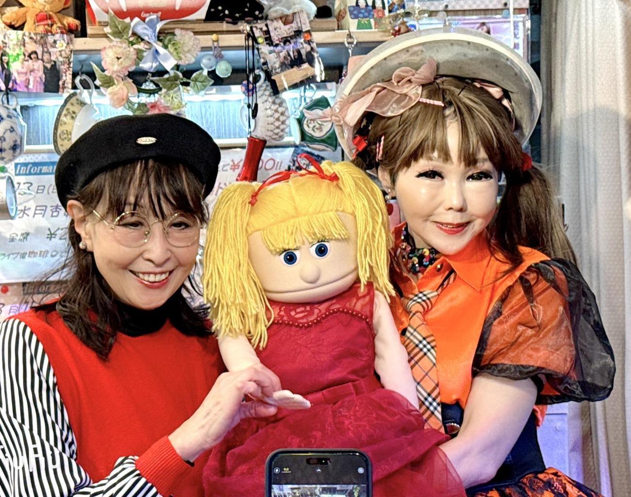 腹話術の師匠スージィーさん（左）と人形のキャンディちゃん（中）を支える恵中瞳