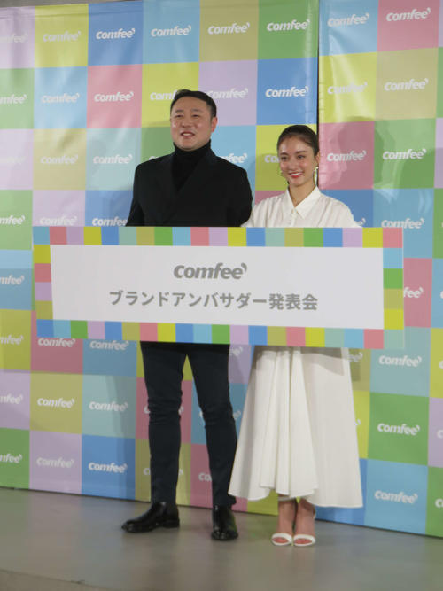 日本美的株式会社の斉心取締役（左）とComfee'のブランドアンバサダーに就任した谷まりあ