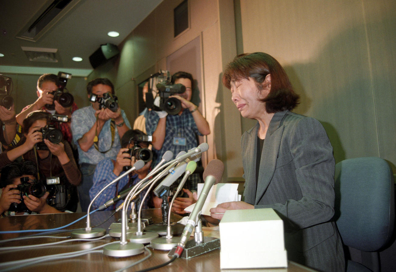 1995年9月　号泣しながら会見した泉ピン子