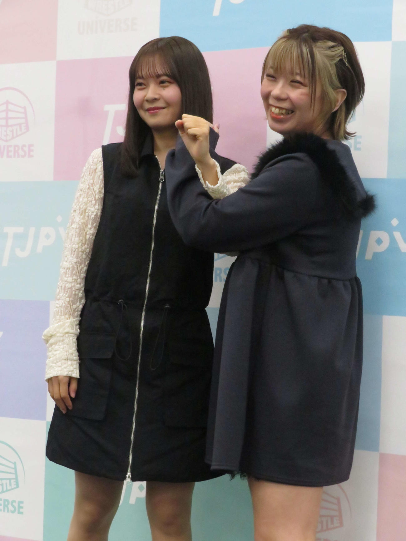 東京女子プロレス「GRAND PRINCESS，24」でプロレスデビューを飾る湯本亜美（左）とタッグを組んで出場する角田奈穂