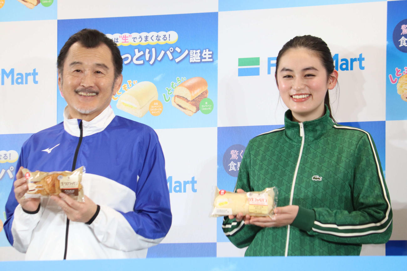 ファミリーマート「生しっとりパン発表会」に登壇した吉田鋼太郎と八木莉可子（撮影・加藤理沙）