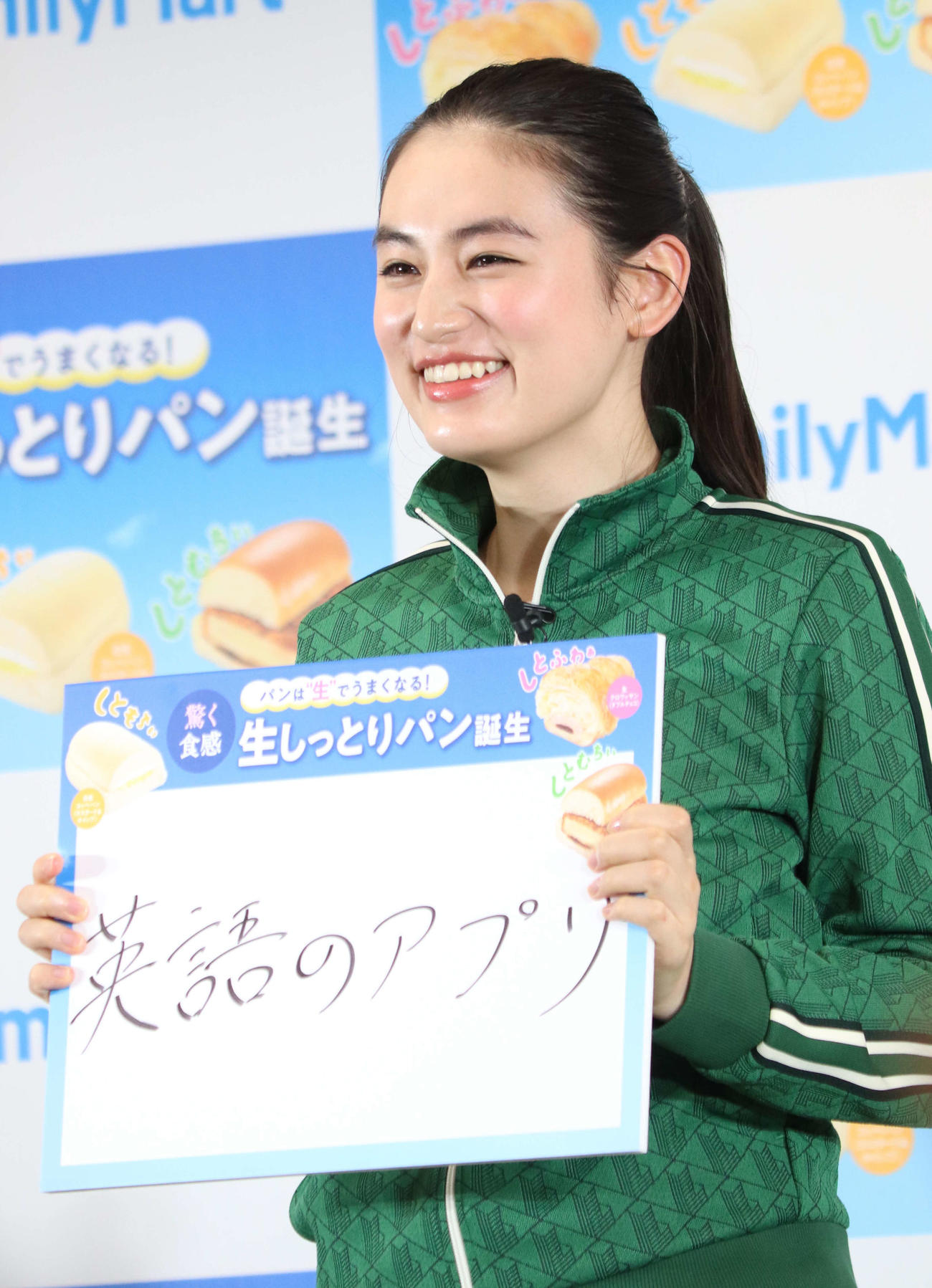 ファミリーマート「生しっとりパン発表会」に登壇した八木莉可子（撮影・加藤理沙）