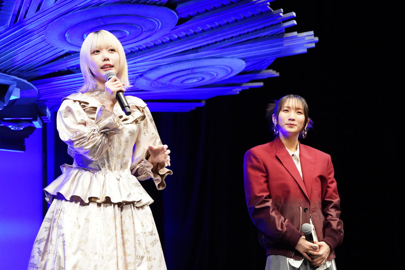 映画「デッドデッドデーモンズデデデデデストラクション」完成披露試写会に臨むあの（左）と幾田りら（撮影・小沢裕）