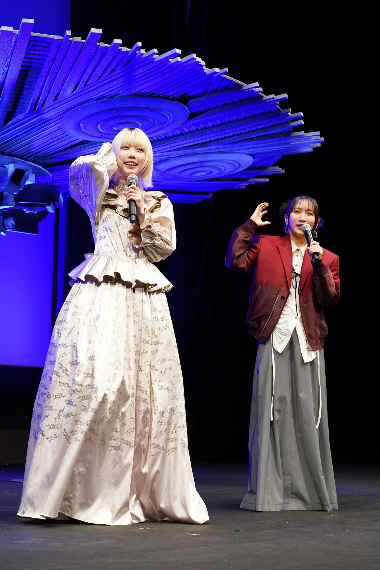 映画「デッドデッドデーモンズデデデデデストラクション」完成披露試写会に臨むあの（左）と幾田りら（撮影・小沢裕）