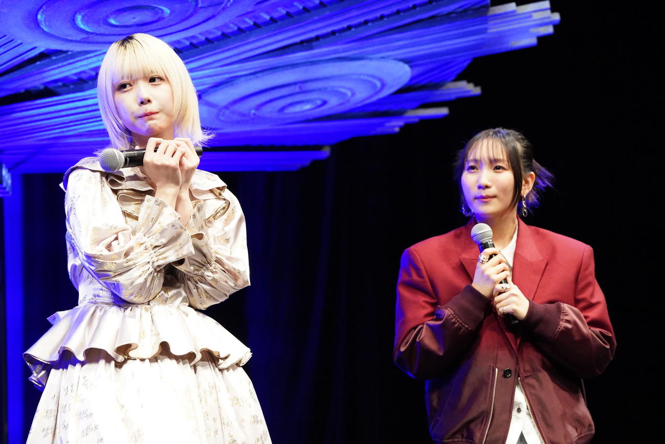 映画「デッドデッドデーモンズデデデデデストラクション」完成披露試写会に臨むあの（左）と幾田りら（撮影・小沢裕）