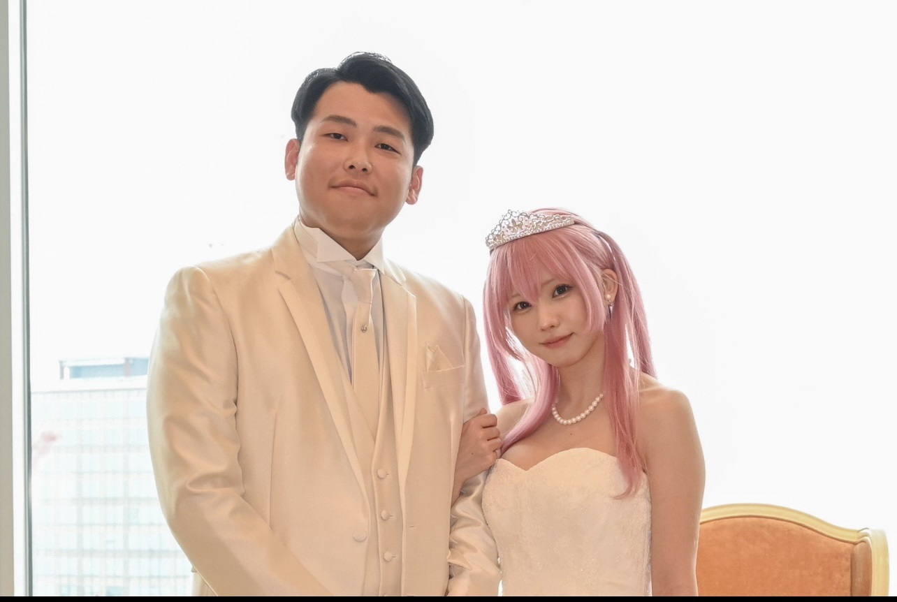 ピンク色のロングヘアのウィッグにウエディングドレスを合わせたえなこ（えなこのX（旧Twitter）から）