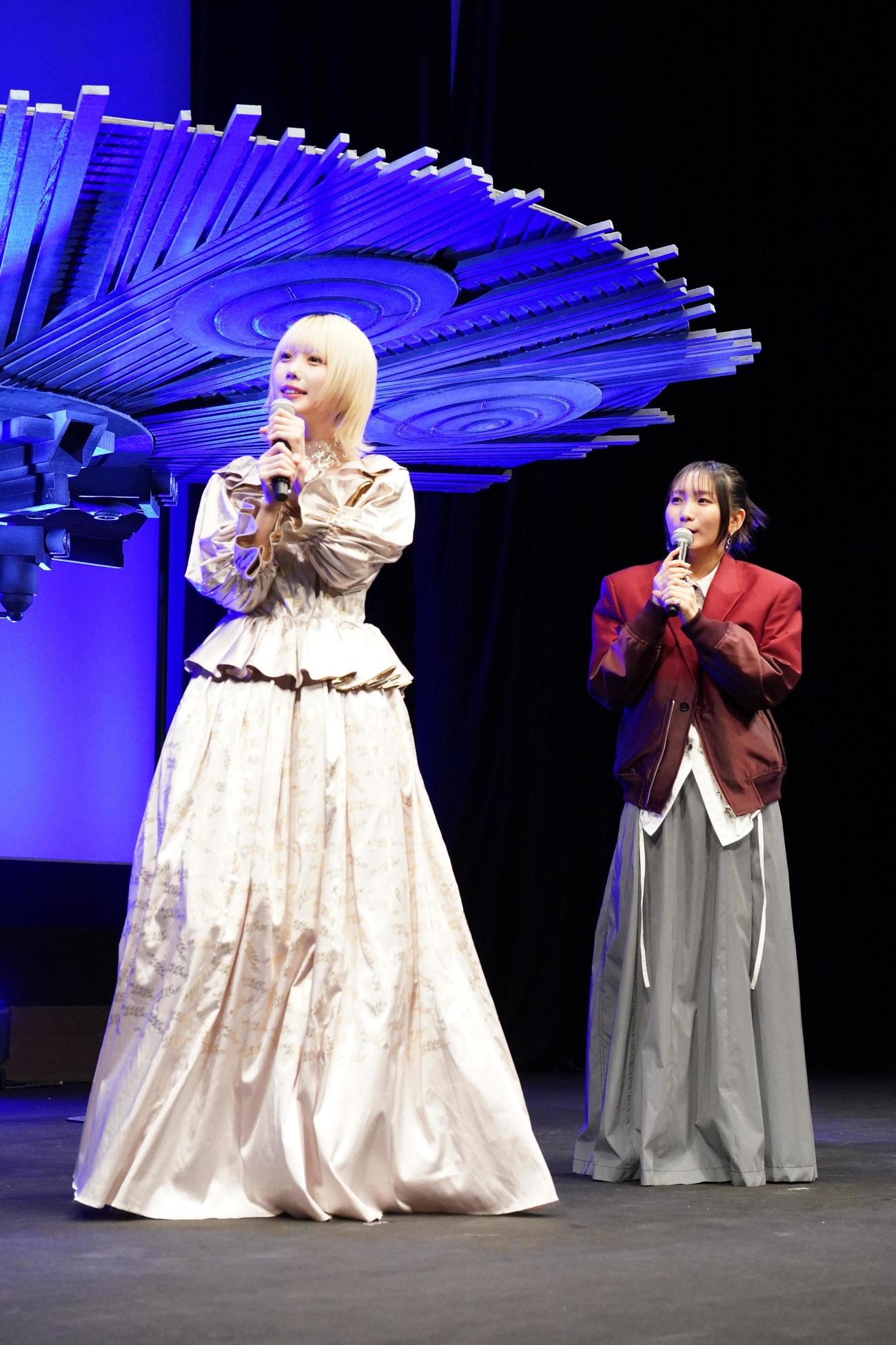 映画「デッドデッドデーモンズデデデデデストラクション」完成披露試写会に臨むあの（左）と幾田りら（撮影・小沢裕）