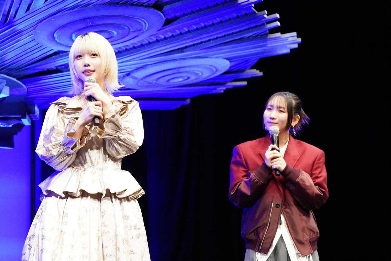 映画「デッドデッドデーモンズデデデデデストラクション」完成披露試写会に臨むあの（左）と幾田りら（撮影・小沢裕）
