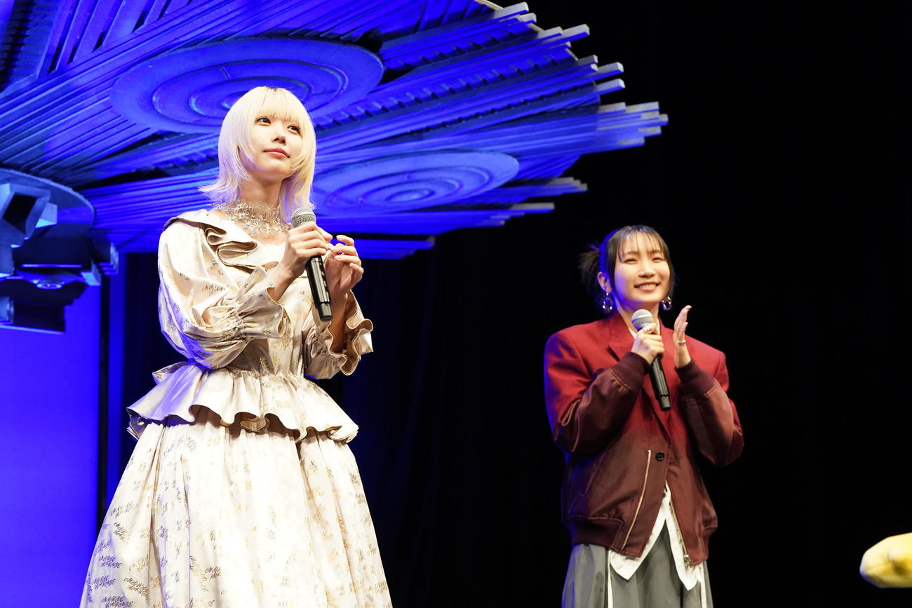 映画「デッドデッドデーモンズデデデデデストラクション」完成披露試写会に臨むあの（左）と幾田りら（撮影・小沢裕）