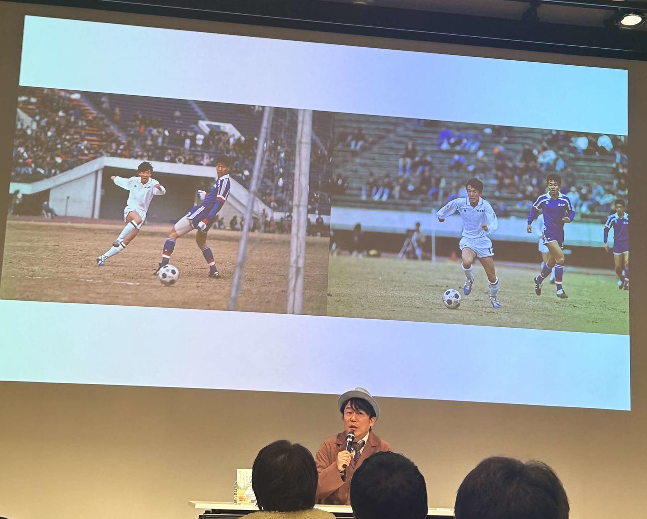 著書「なぜ、僕らはこんなにもサッカーが好きなのだろう」先行発売記念トークショーで高校時代の写真を披露するペナルティのヒデ（撮影・松尾幸之介）