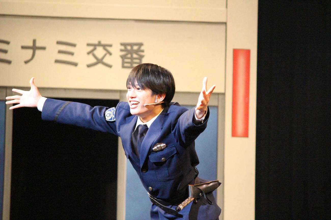 警官役の真弓孟之
