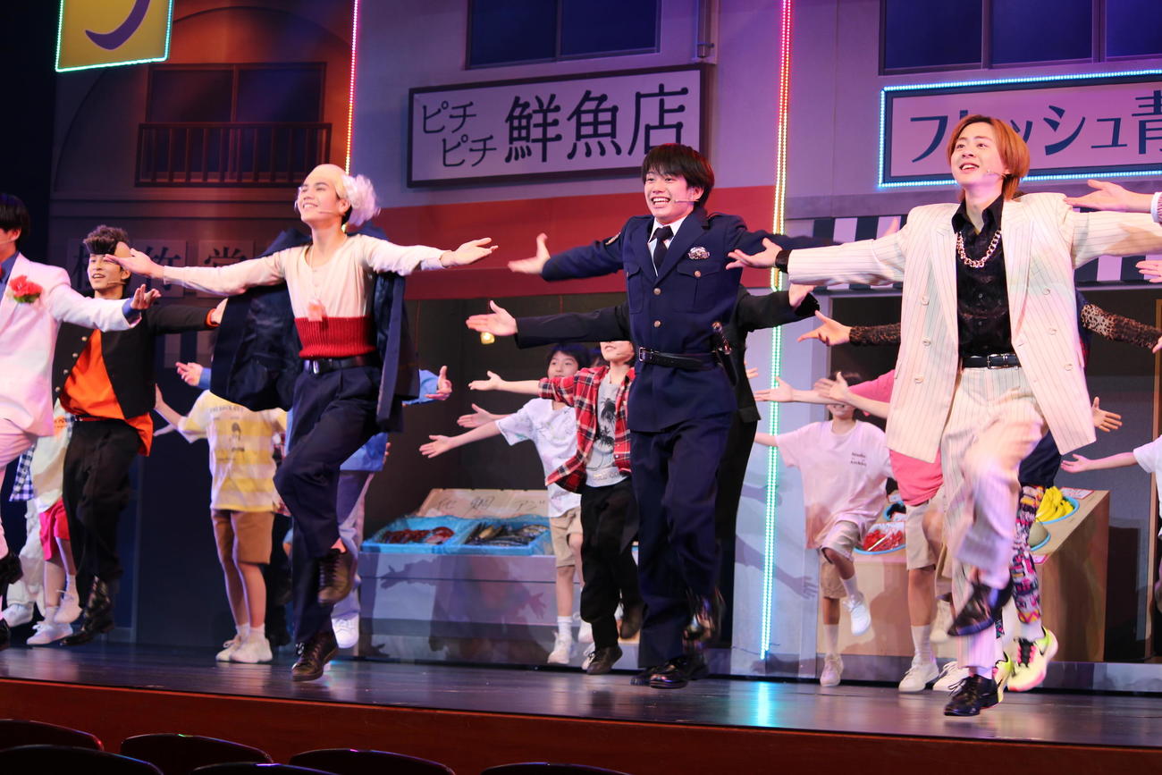 ダンスシーンもたっぷり。前列左から角紳太郎、真弓孟之、岡佑吏
