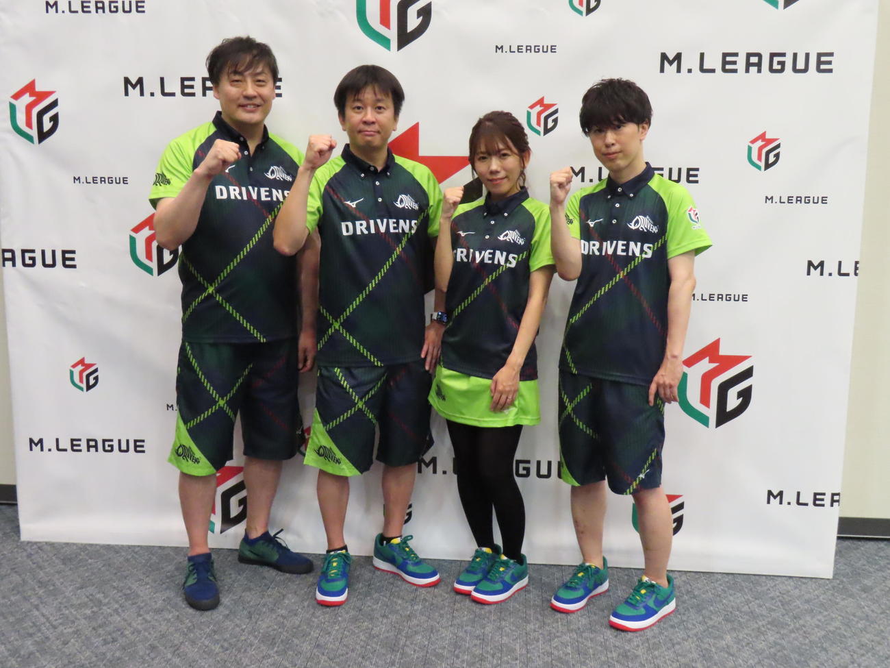 「Mリーグ2023－2024」に臨む赤坂ドリブンズ。左から鈴木たろう、園田賢、浅見真紀、渡辺太（2023年9月18日撮影）