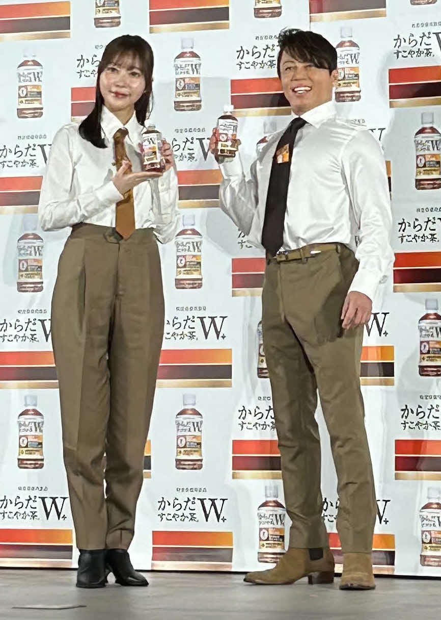 「からだすこやか茶W＋」新キャンペーン発表会に出席した指原莉乃（左）と西川貴教（撮影・松尾幸之介）