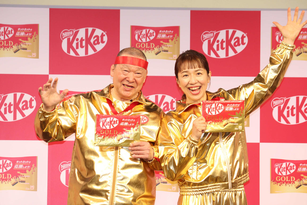 「キットカットゴールド」新製品発表会に出席したアニマル浜口氏と浜口京子（撮影・加藤理沙）