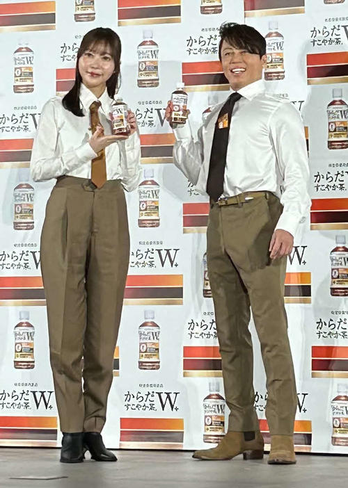 「からだすこやか茶W＋」新キャンペーン発表会に出席した指原莉乃（左）と西川貴教（撮影・松尾幸之介）