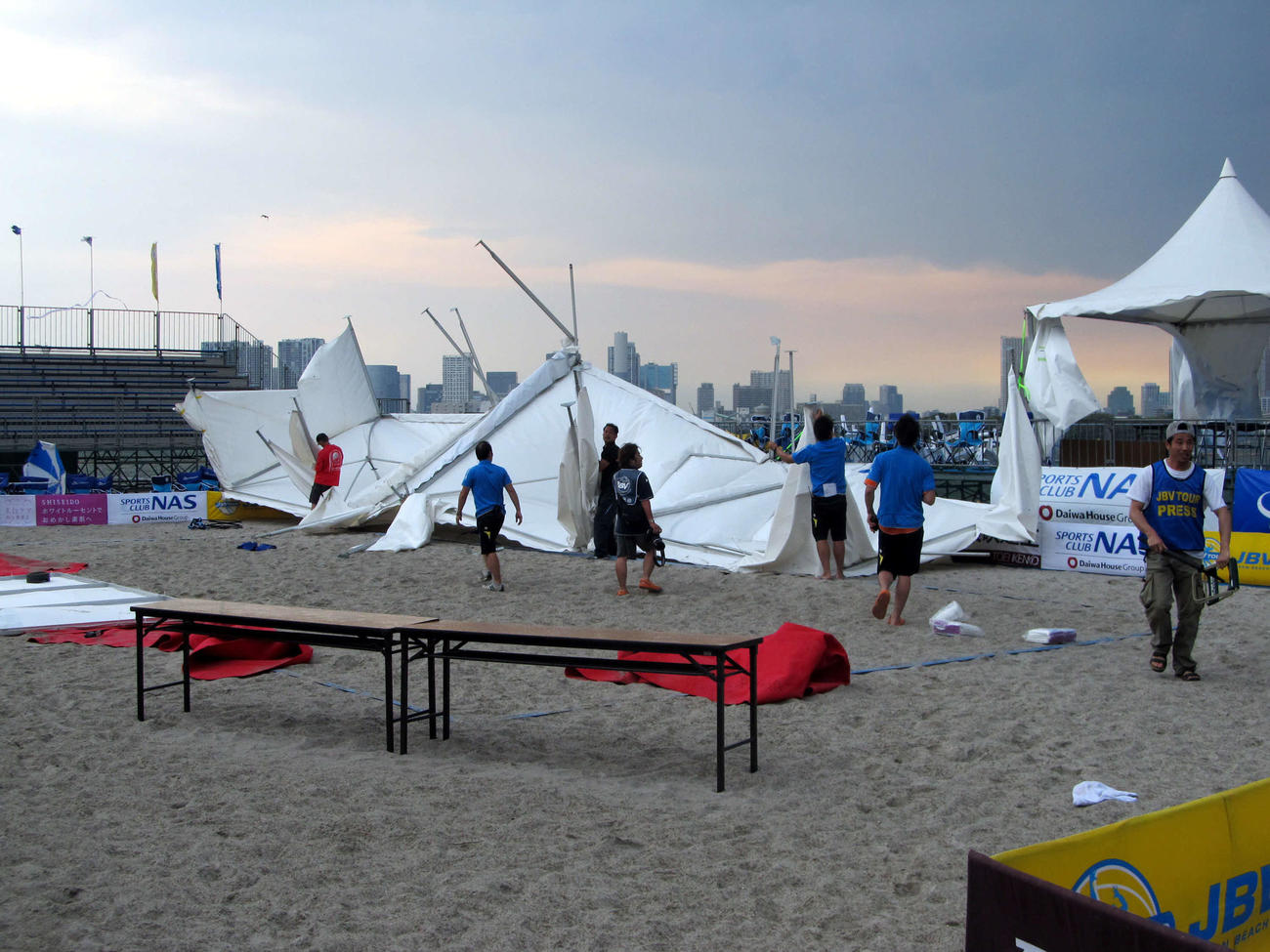 ビーチバレーの国内開幕戦「スポーツクラブNASオープン」会場のお台場海浜公園の会場で、観客席だったプレハブテントが突風でコート内に倒壊した。表彰式後で観客はおらず、幸いけが人は出なかった（2012年5月6日撮影）