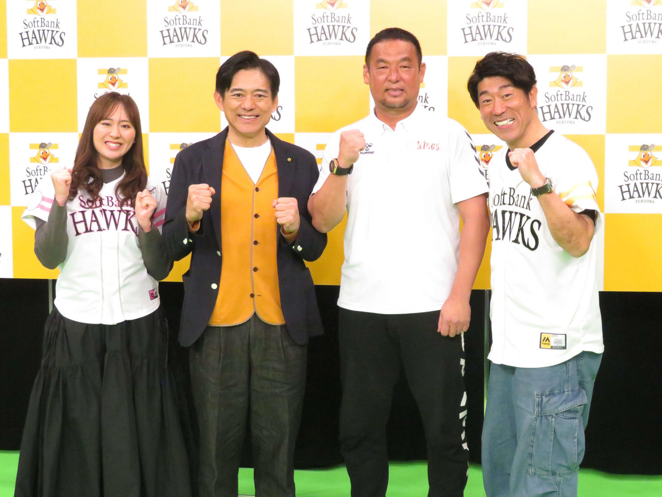 スカパー！「ホークス開幕全力応援SP　華丸の今年はバンザイしたかばーーーい！」に出演する左から坂口理子、博多華丸、松中信彦氏、原口あきまさ