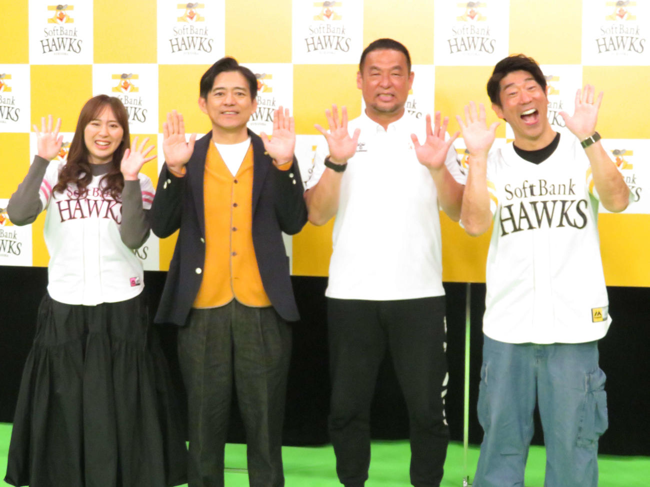 スカパー！「ホークス開幕全力応援SP　華丸の今年はバンザイしたかばーーーい！」に出演する左から坂口理子、博多華丸、松中信彦氏、原口あきまさ
