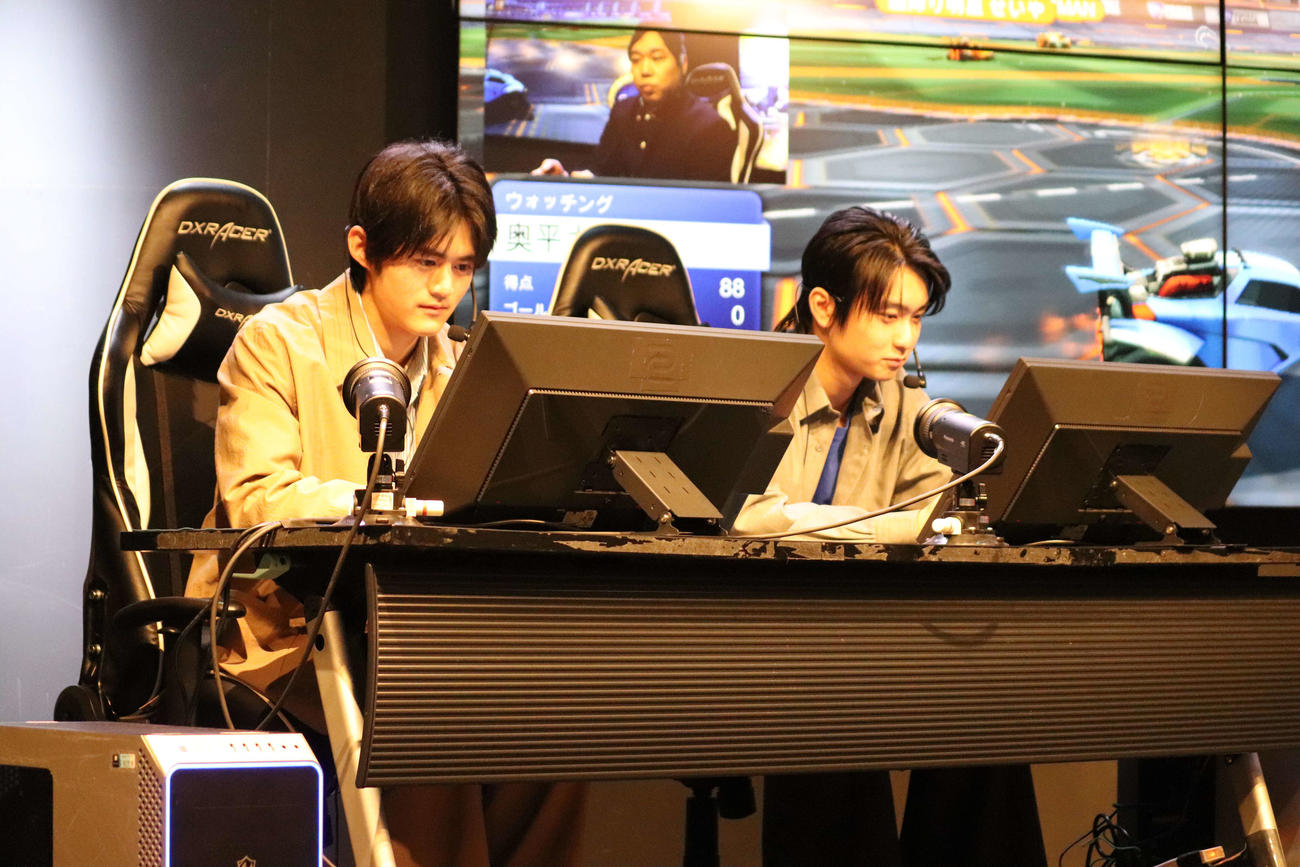 映画「PLAY！　～勝つとか負けるとかは、どーでもよくて～」公開直前イベントでゲームに挑戦する鈴鹿央士（左）と奥平大兼（撮影・加藤理沙）