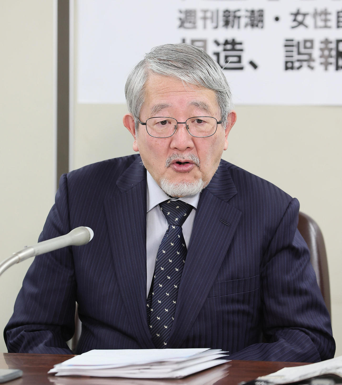 会見で報道陣に説明する弁護士の喜田村洋一氏（撮影・足立雅史）