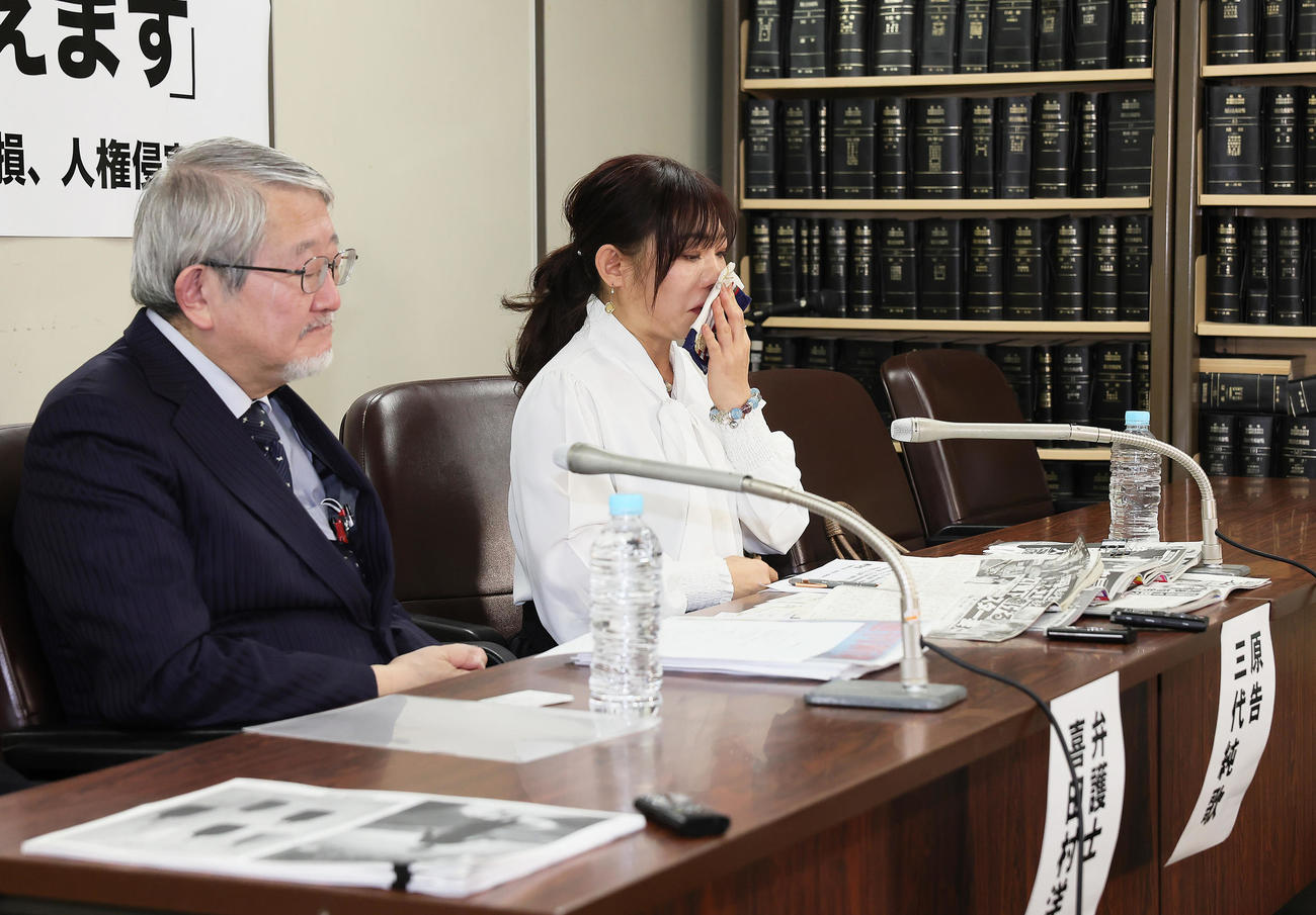 会見で涙ぐむ三代純歌（右）。左は弁護士の喜田村洋一氏（撮影・足立雅史）