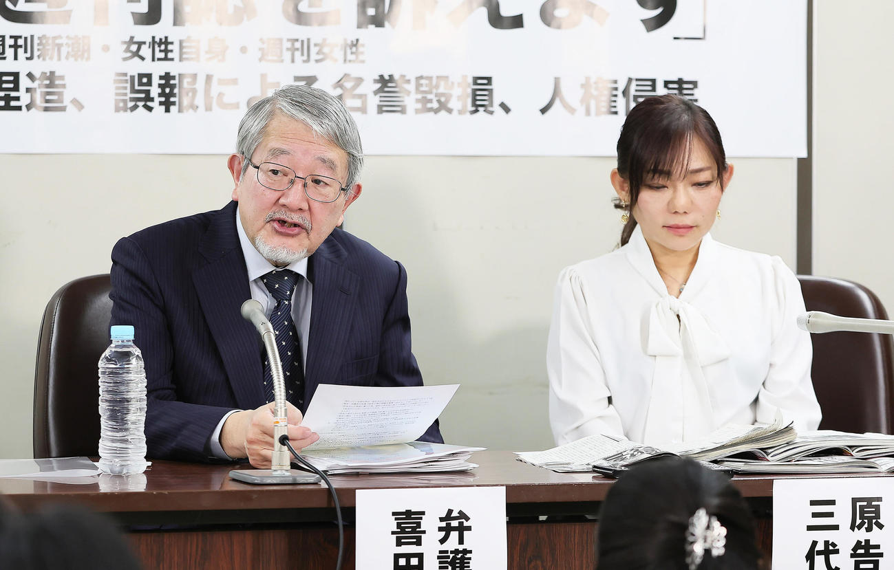 会見に臨む三代純歌（右）と弁護士の喜田村洋一氏（撮影・足立雅史）