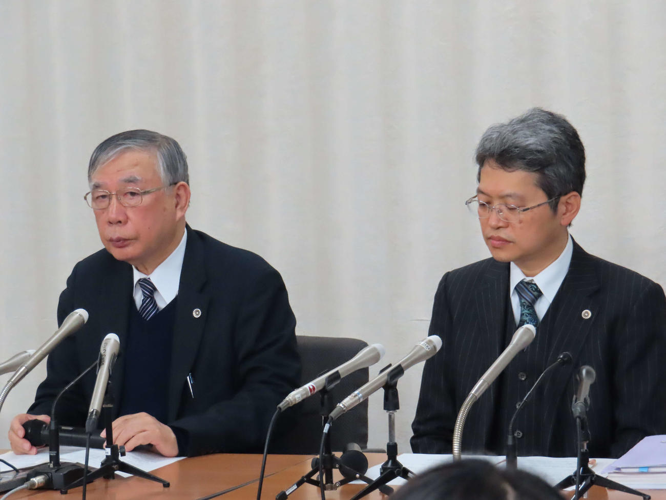 宝塚歌劇団員の急死問題で会見する遺族側代理人弁護士の川人博氏（左）と井上耕史氏