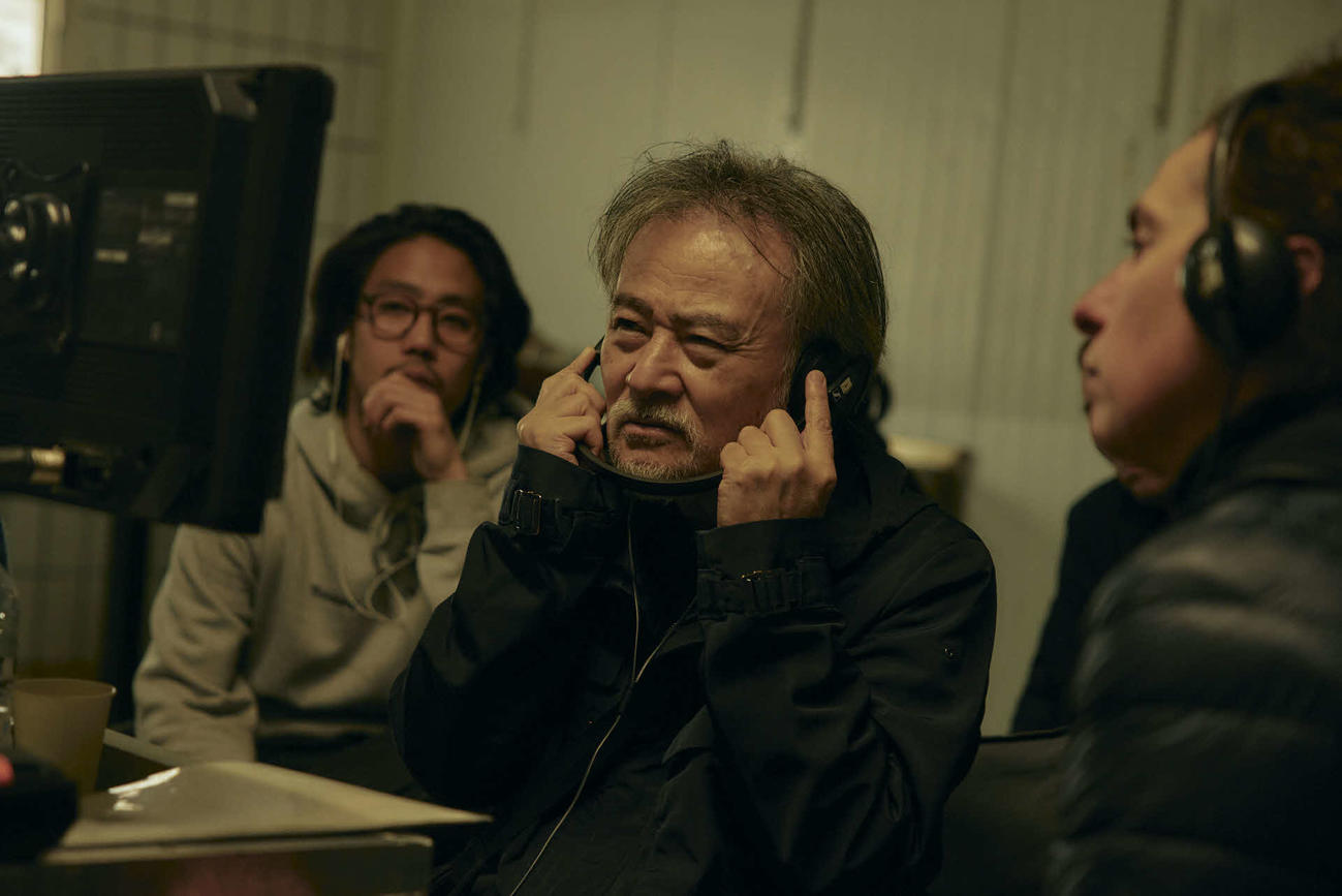 98年に制作したオリジナル・ビデオ作品「蛇の道」をフランスで再映画化した黒沢清監督（中央）（C）2024 CINEFRANCE STUDIOS－KADOKAWA CORPORATION－TARANTULA