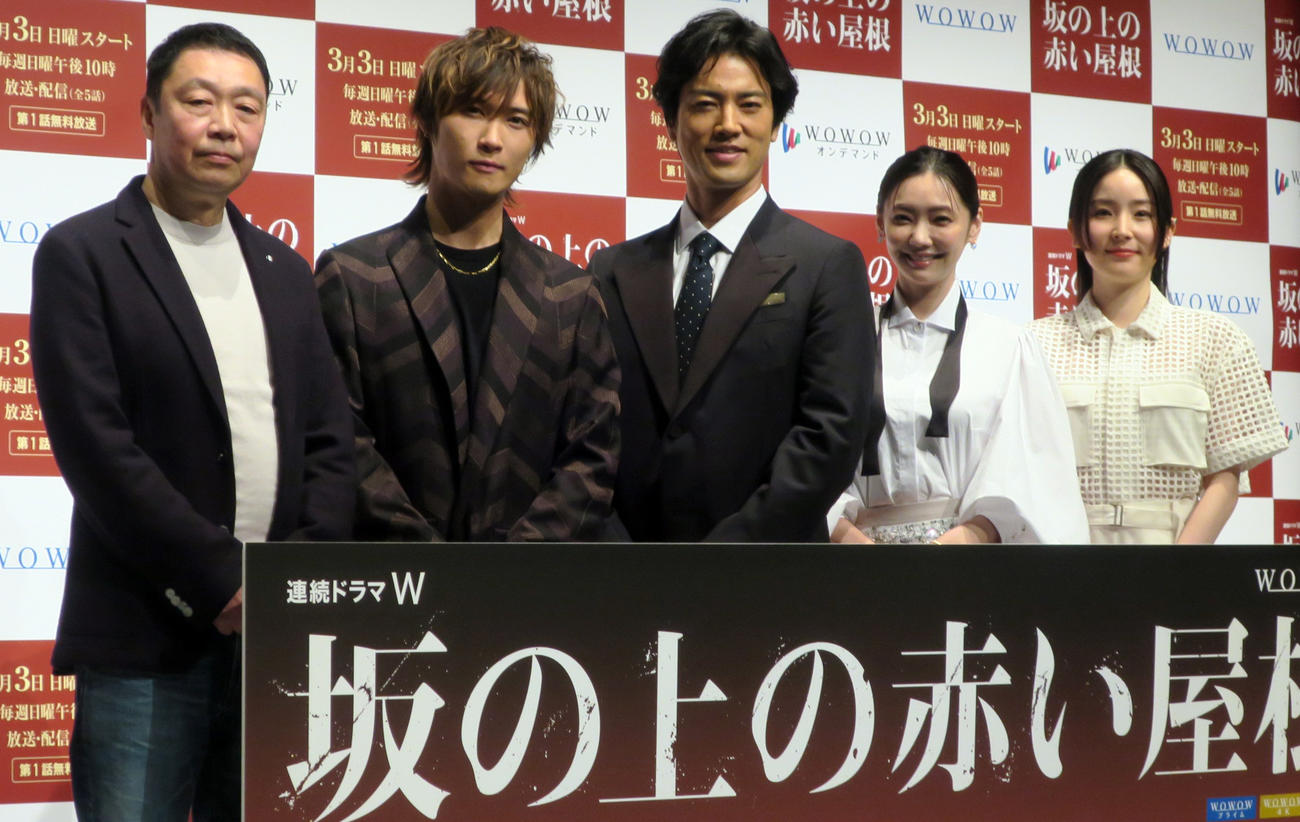 「坂の上の赤い屋根」完成披露試写会に出席した、左から村上正典監督、橋本良亮、桐谷健太、倉科カナ、蓮佛美沙子