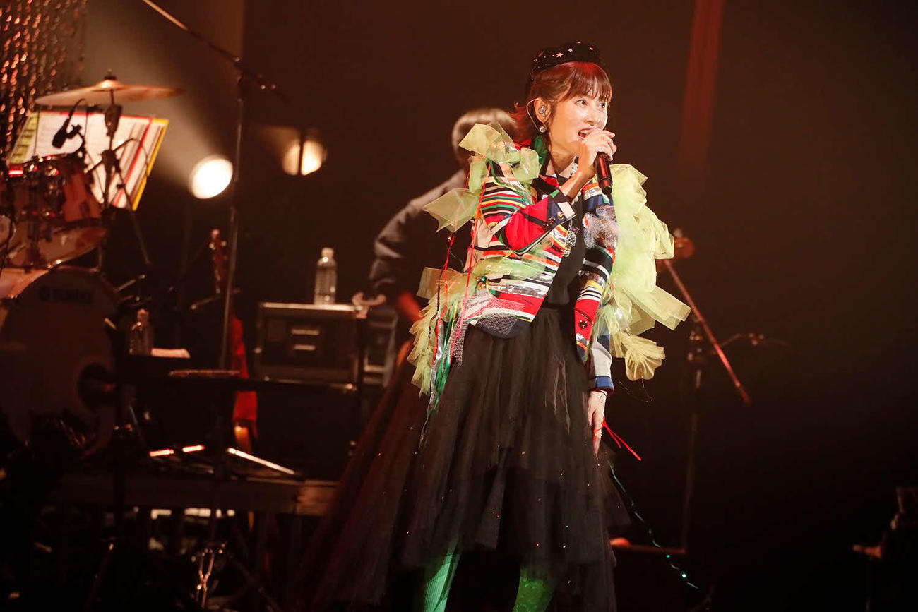 ライブで熱唱する荻野目洋子