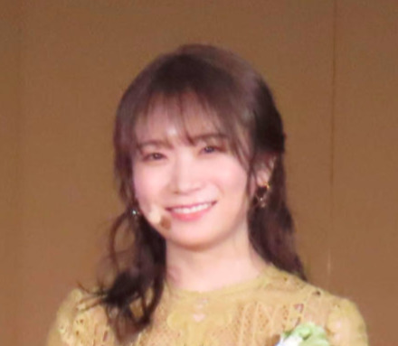 秋元真夏、モグモグとイチゴ狩り満喫し「息抜き～！」　顔はめパネルではしゃぐ姿も披露