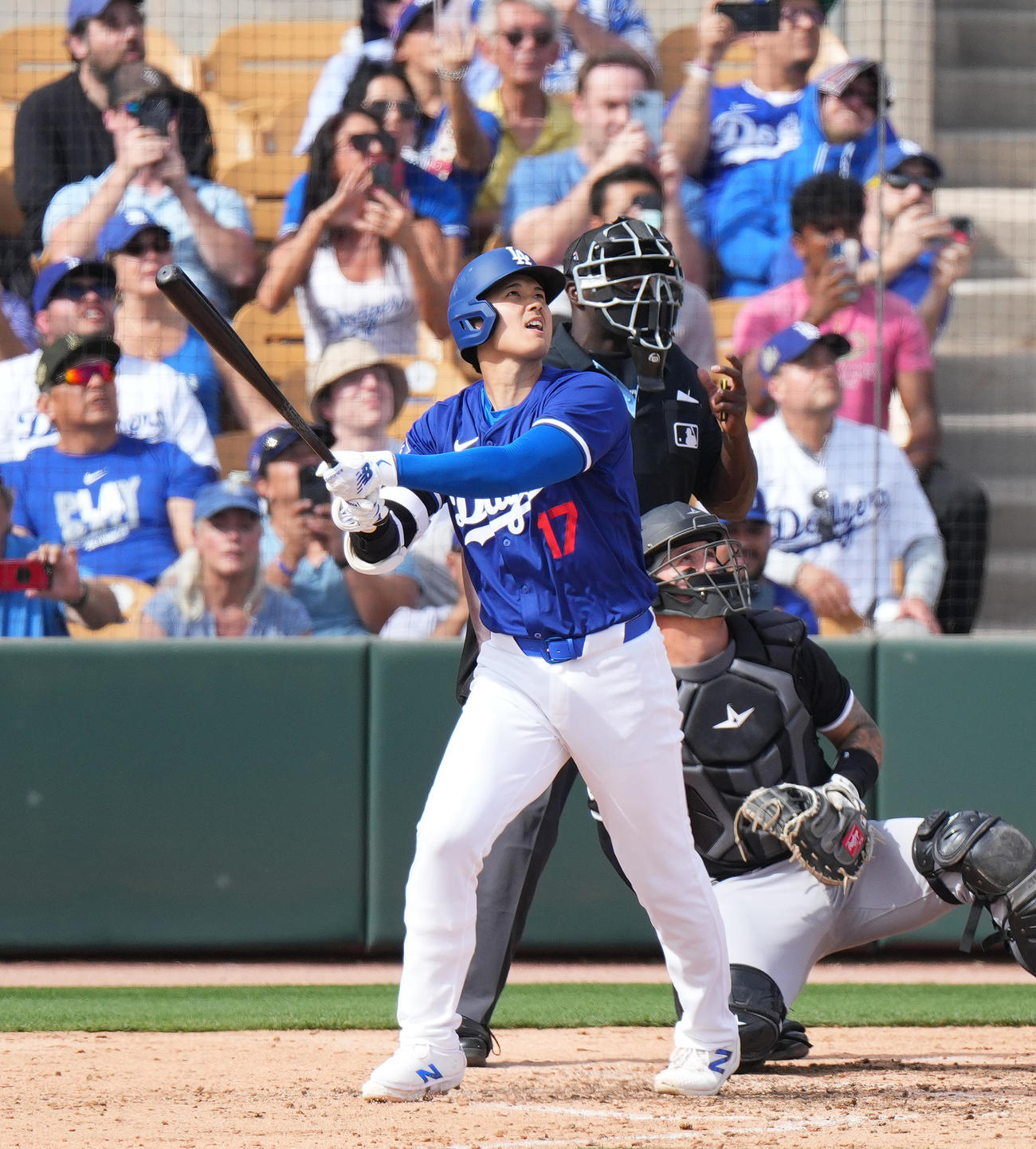 ドジャース対ホワイトソックス　5回裏ドジャース2死二塁、左越えに2点本塁打を放つドジャース大谷（撮影・菅敏）