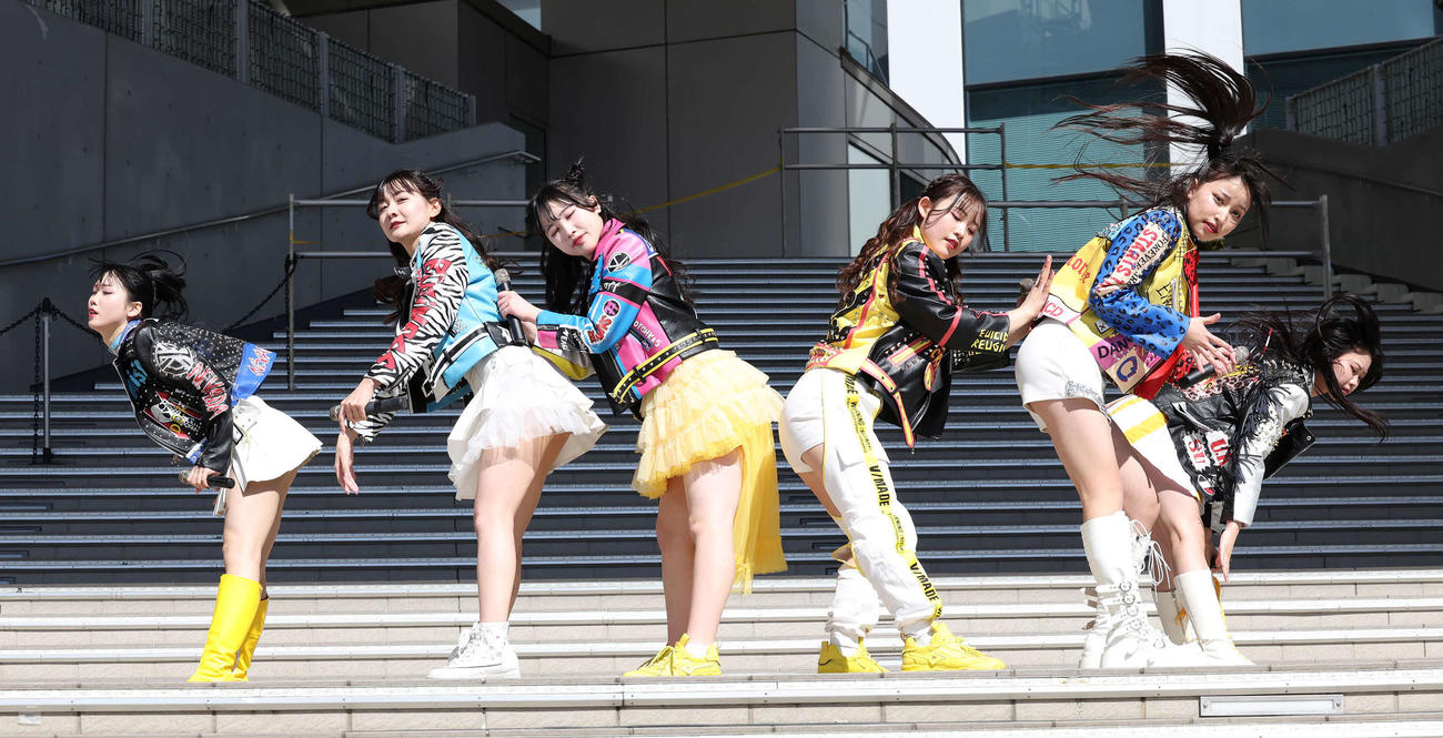 デビューイベントでミニライブを行ったSAKURA GRADUATION（撮影・丹羽敏通）