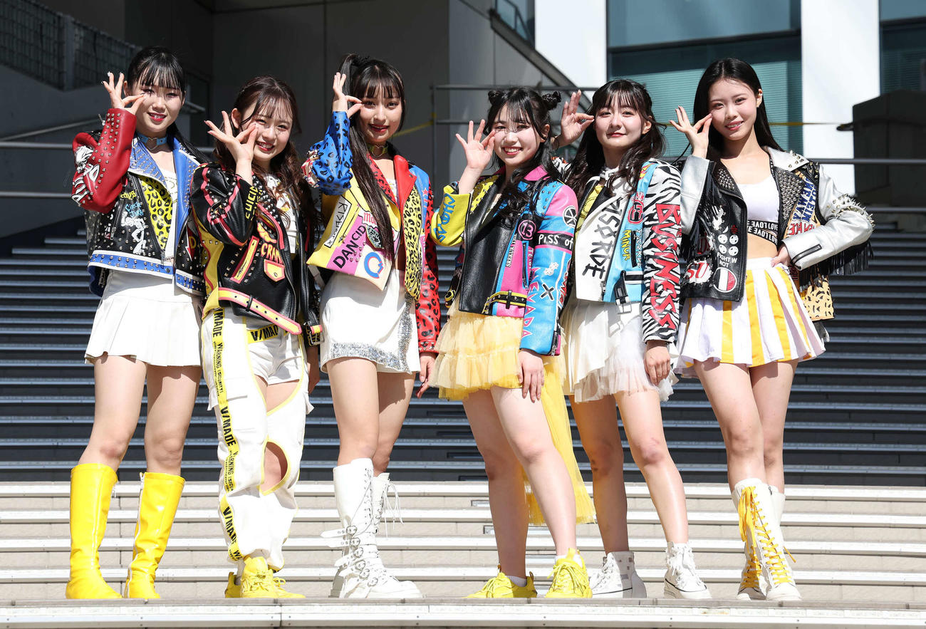デビューイベントを行ったSAKURA GRADUATIONの、左からりり、ひとみ、あいら、あおい、みれい、あのん（撮影・丹羽敏通）