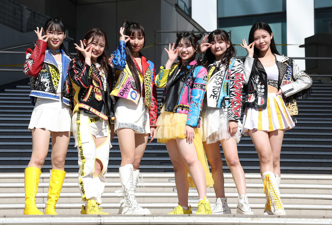 デビューイベントを行ったSAKURA GRADUATIONの、左からりり、ひとみ、あいら、あおい、みれい、あのん（撮影・丹羽敏通）