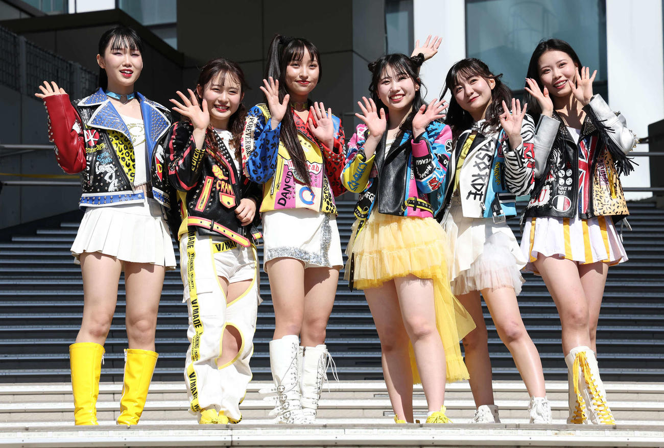 デビューイベントを行ったSAKURA GRADUATIONの、左からりり、ひとみ、あいら、あおい、みれい、あのん（撮影・丹羽敏通）