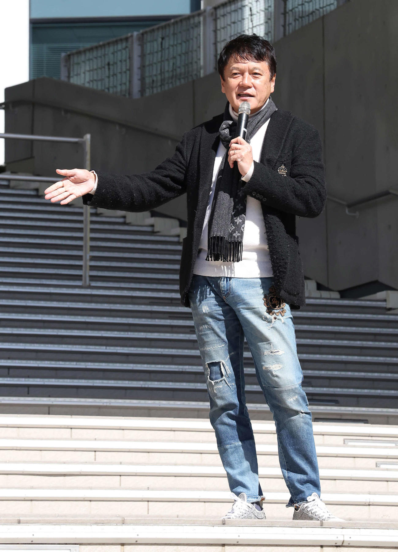 SAKURA GRADUATIONのデビューイベントの最後に重大発表する谷口社長（撮影・丹羽敏通）