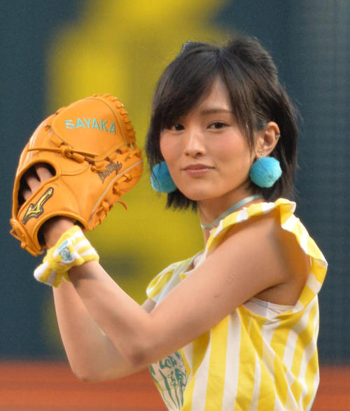 山本彩、阪神ユニホーム＆ミニスカゴルフウエア姿を披露「かわいい」「似合ってる！」ファン絶賛