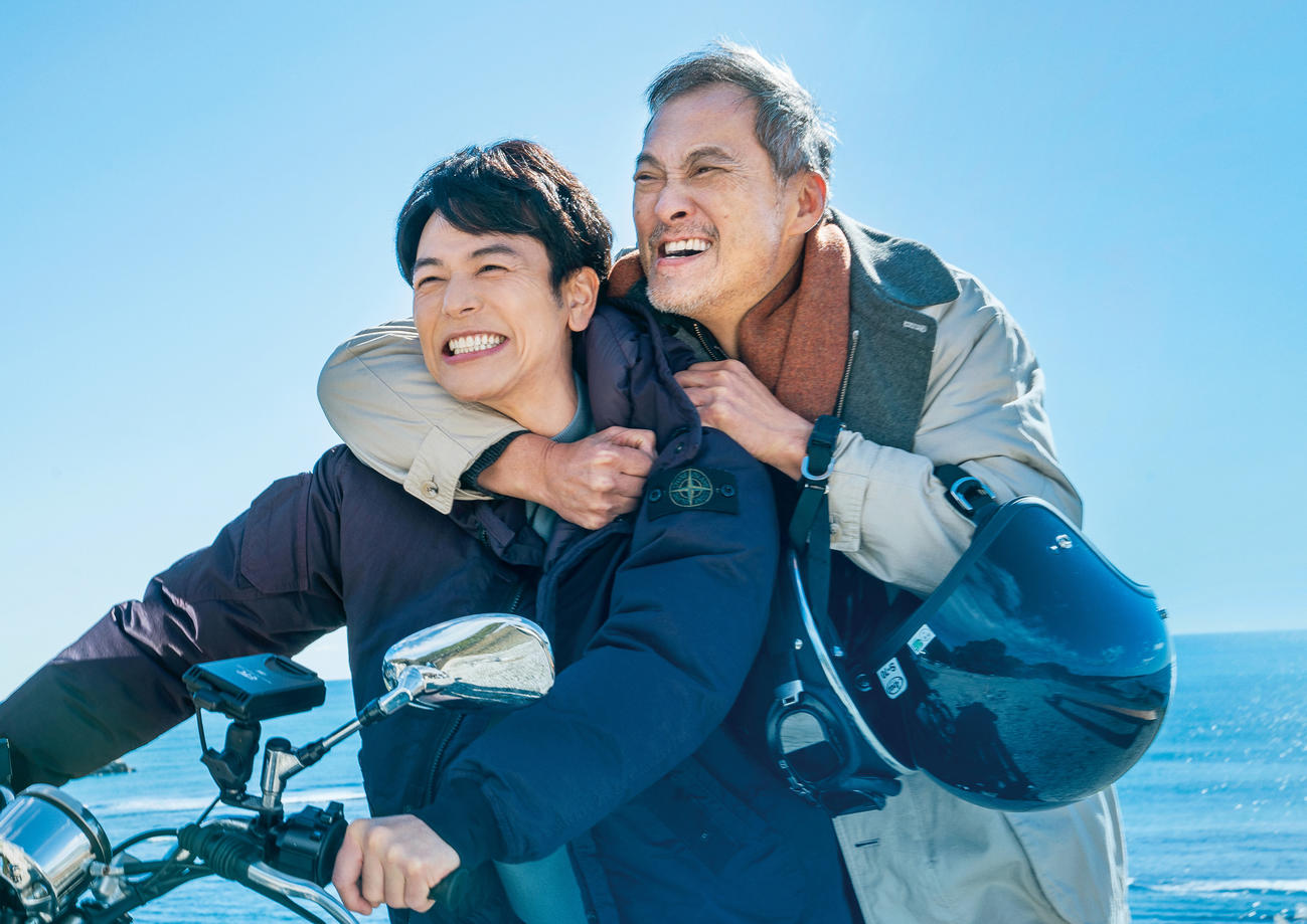 テレビ東京開局60周年特別企画ドラマスペシャル「生きとし生けるもの」に出演する妻夫木聡（左）と渡辺謙