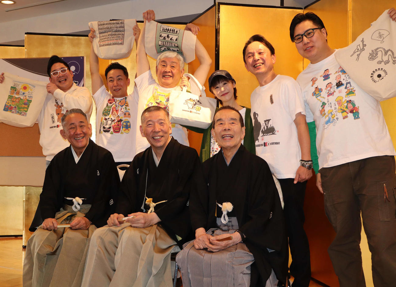 落語協会100年の会見を行った、前列左から林家正蔵、柳亭市馬、林家木久扇。後列左からホンキートンクの遊次、古今亭志ん雀、柳家喬太郎、蝶花楼桃花、ホンキートンクの間瀬弾、柳家平和