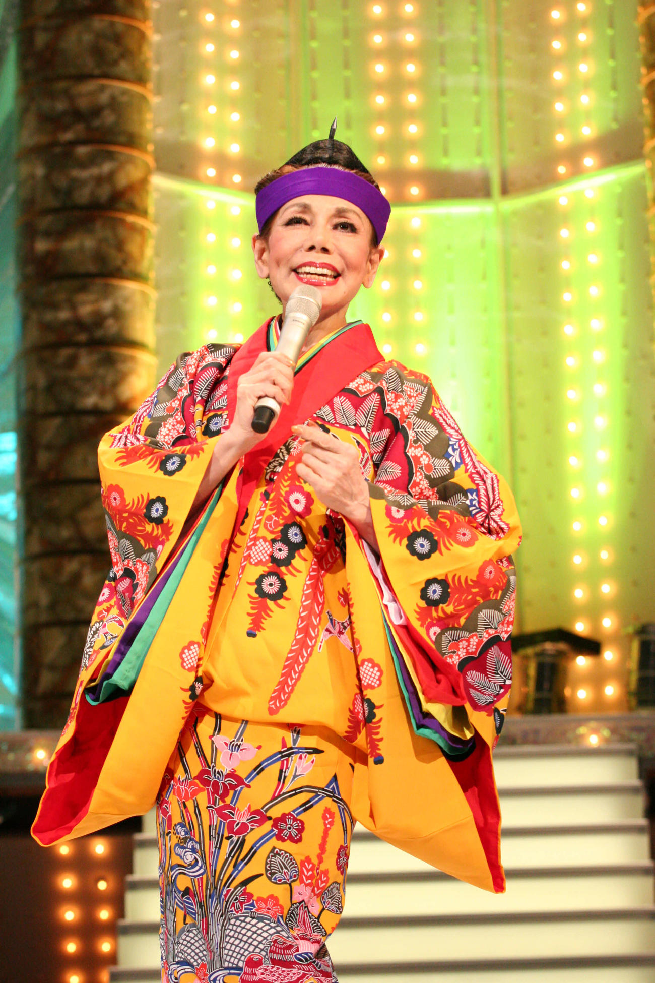 07年「第34回歌謡祭」に出演した仲宗根美樹さん（日本歌手協会提供）
