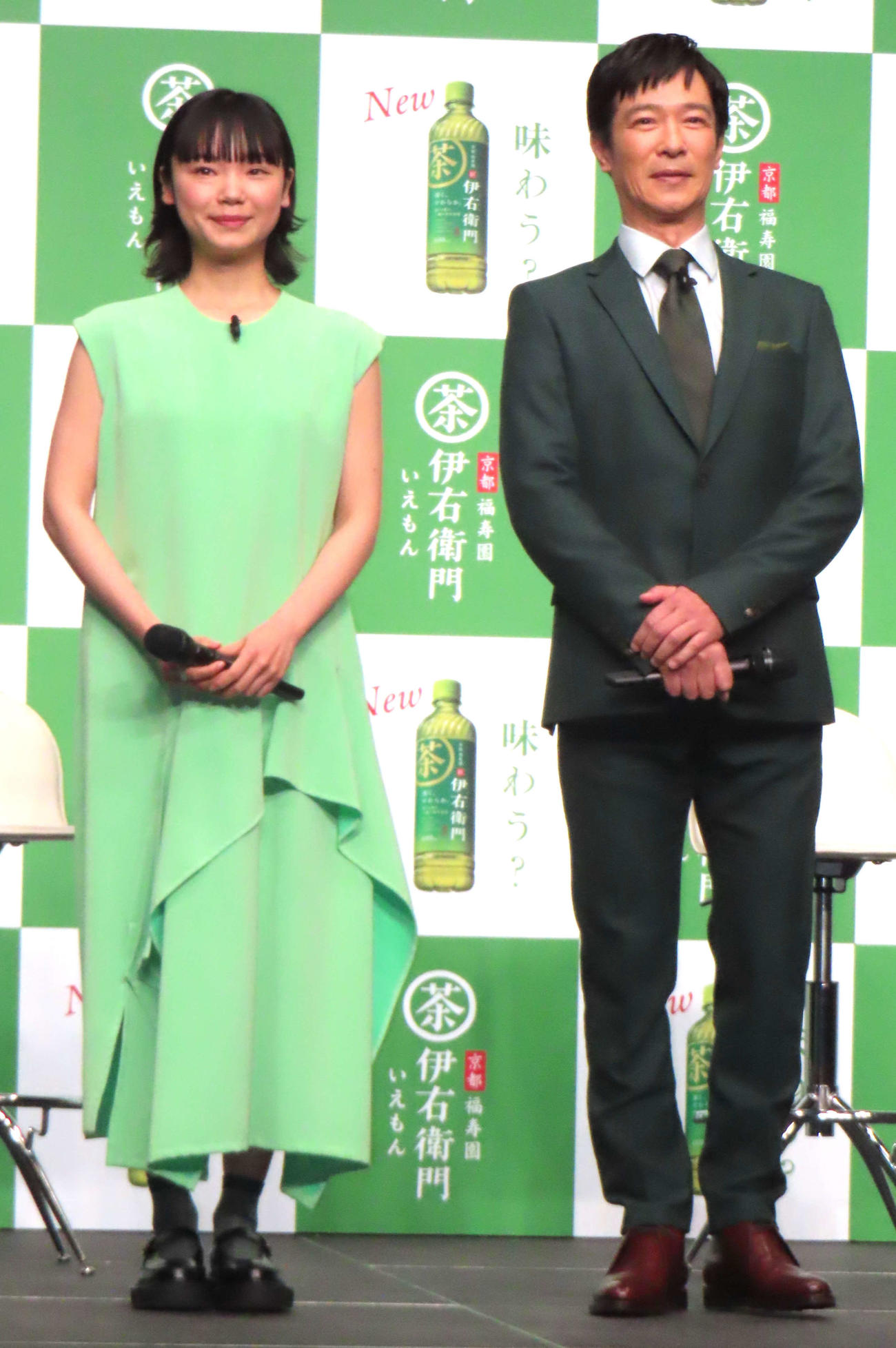 サントリー「伊右衛門」の新CM発表会に登壇した、古川琴音（左）と堺雅人