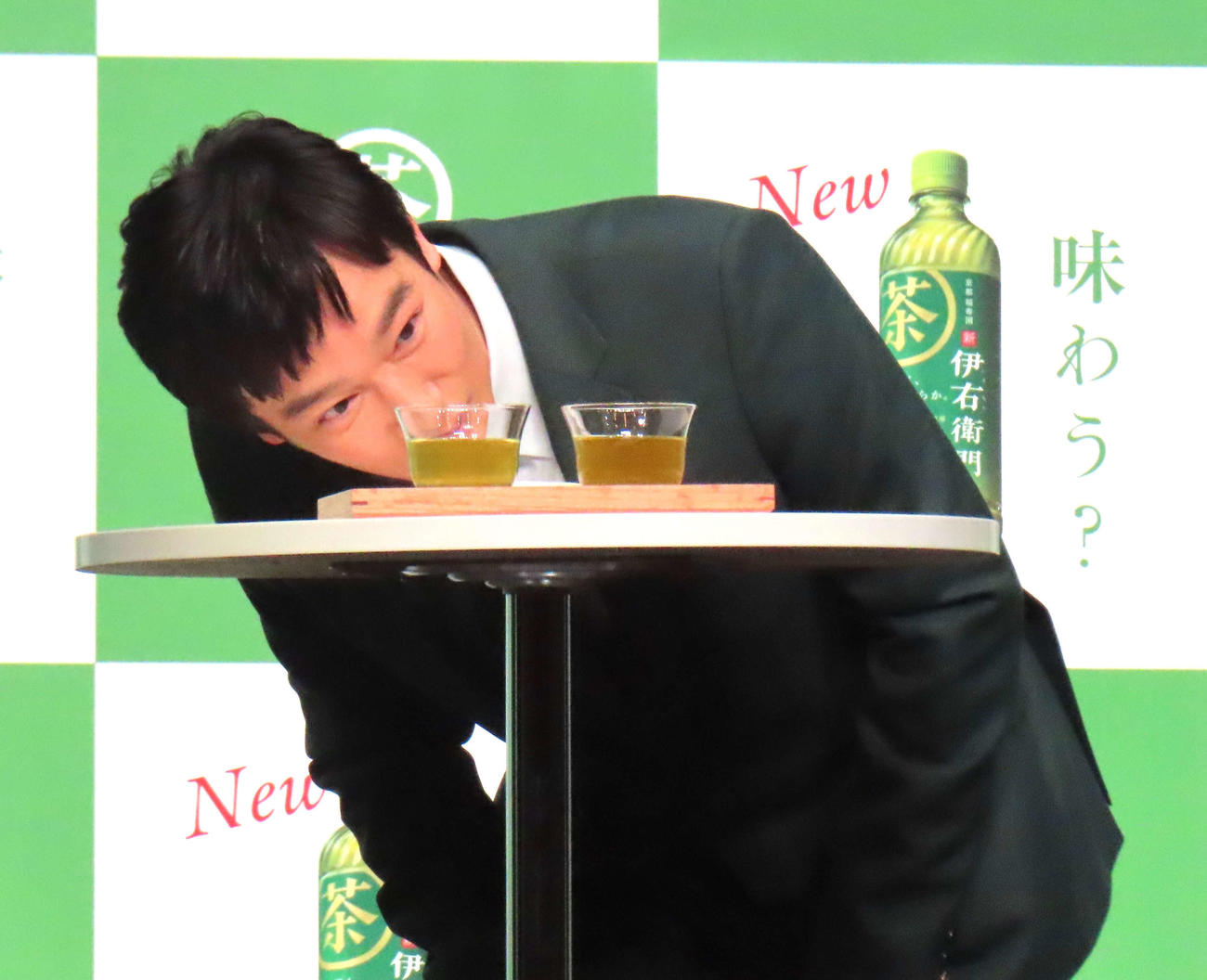 サントリー「伊右衛門」新旧飲み比べ対決に挑戦する堺雅人