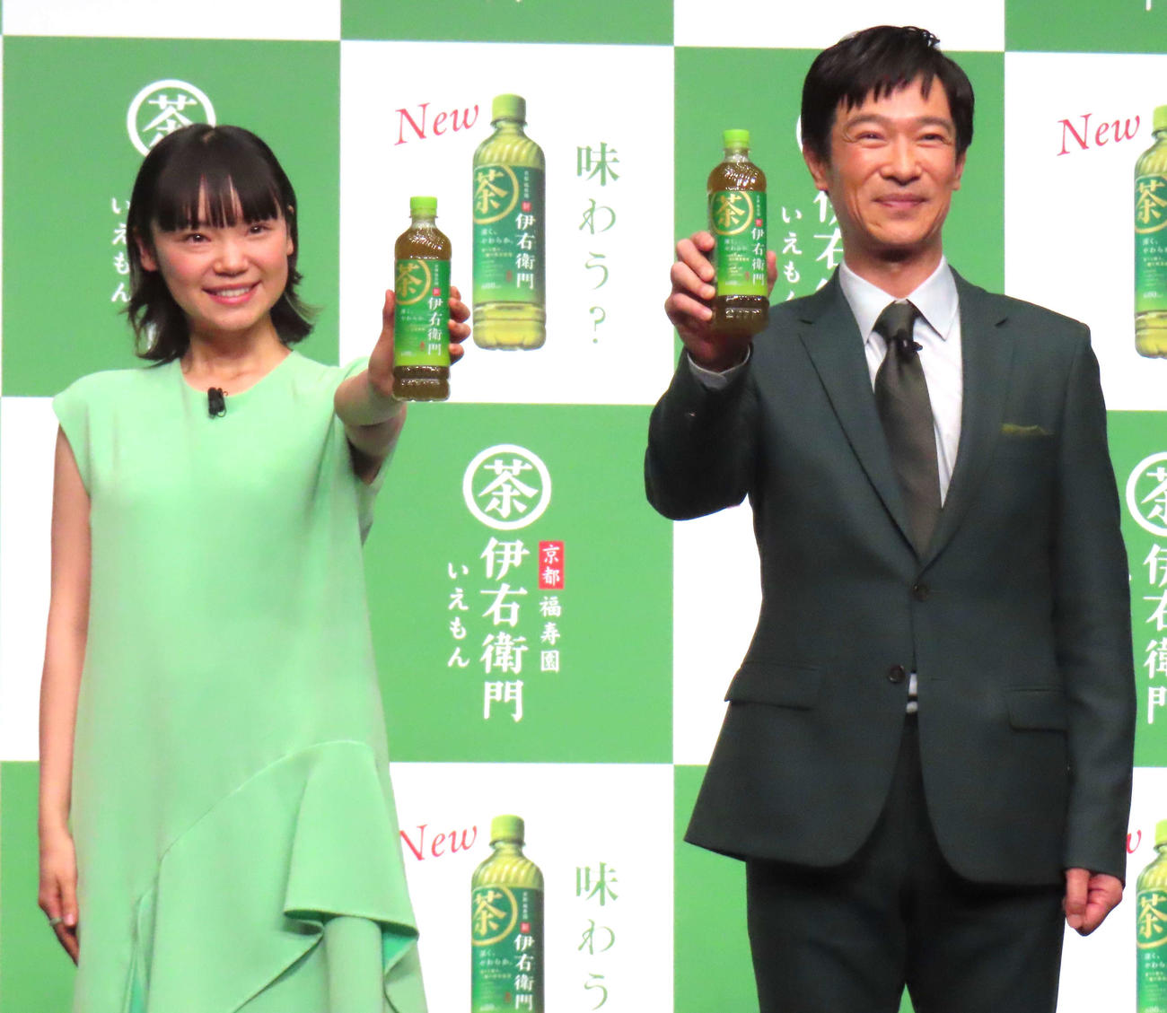 サントリー「伊右衛門」の新CM発表会に登壇した、古川琴音（左）と堺雅人