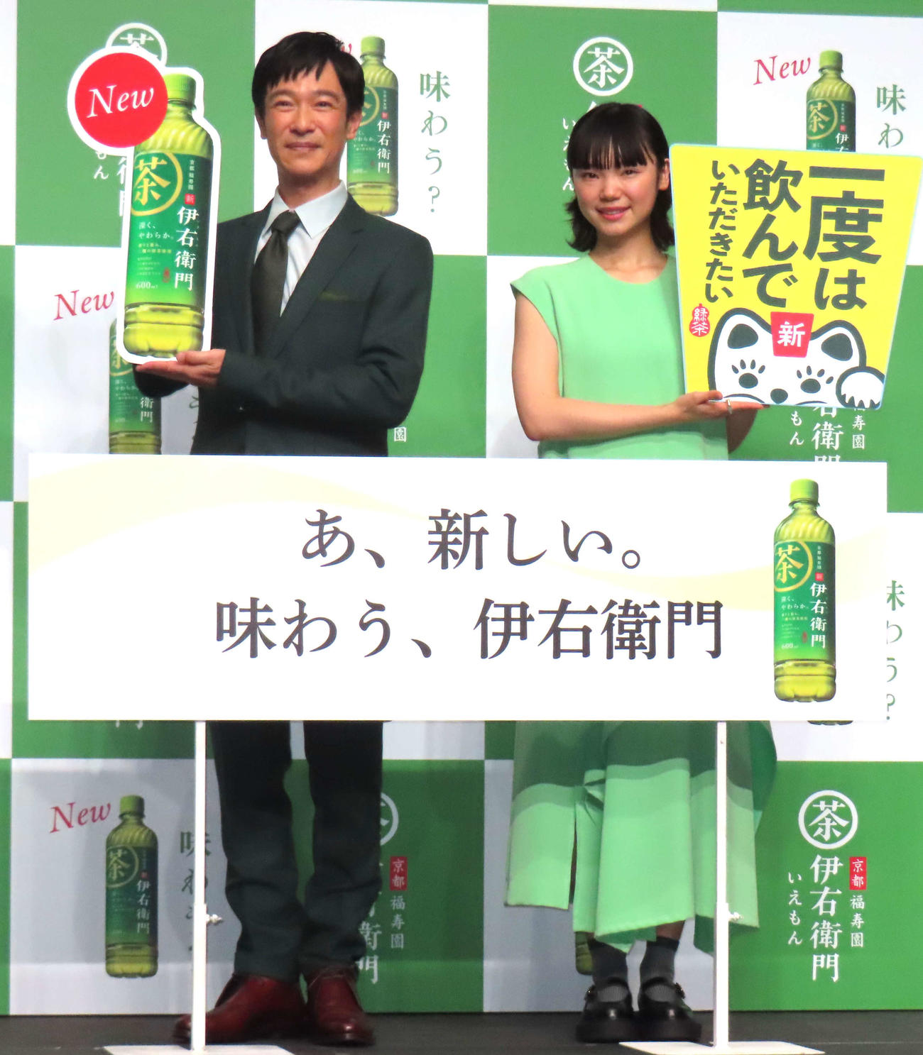 サントリー「伊右衛門」の新CM発表会に登壇した、堺雅人（左）と古川琴音