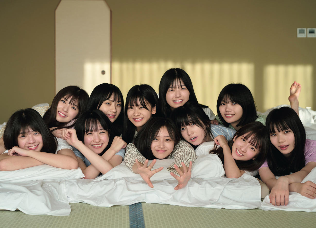 乃木坂46の5期生写真集「あの頃、乃木坂にいた」の集合カット
