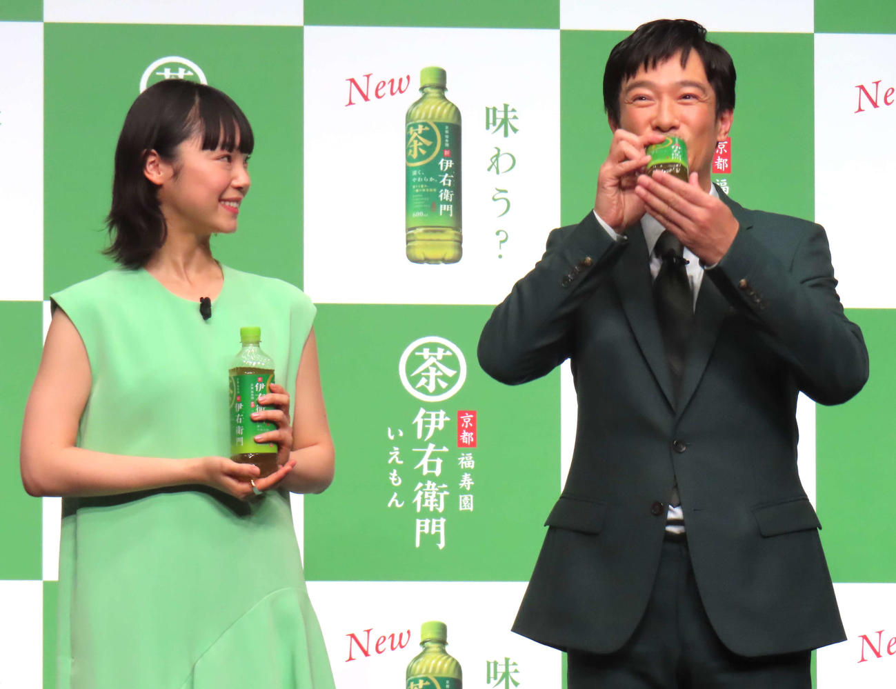サントリー「伊右衛門」の新CM発表会に登壇した、古川琴音（左）と堺雅人